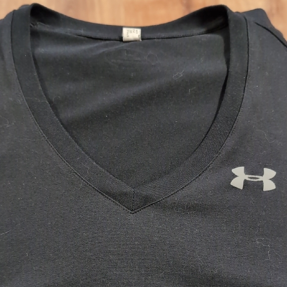 ๐ธHost Pick๐ธ Women's Under Armour Black V Neck T-Shirt - Picture 5 of 5